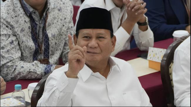 Presiden Terpilih Prabowo Subianto saat menghadiri acara penetapan presiden dan wakil presiden terpilih di kantor Komisi Pemilihan Umum (KPU), Jakarta, Rabu, 24 April 2024. (Sumber: AP Photo/Dita Alangkara)