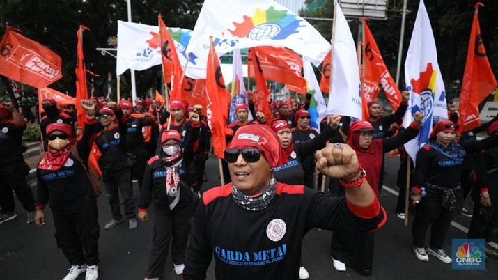 Massa buruh dari 14 konfederasi dan federasi serikat buruh tingkat nasional turun ke jalan hari ini, Kamis (24/10/2024) di kawasan Monas dan Sekitar Istana Negara, Jakarta. (CNBC Indonesia/Tri Susilo)